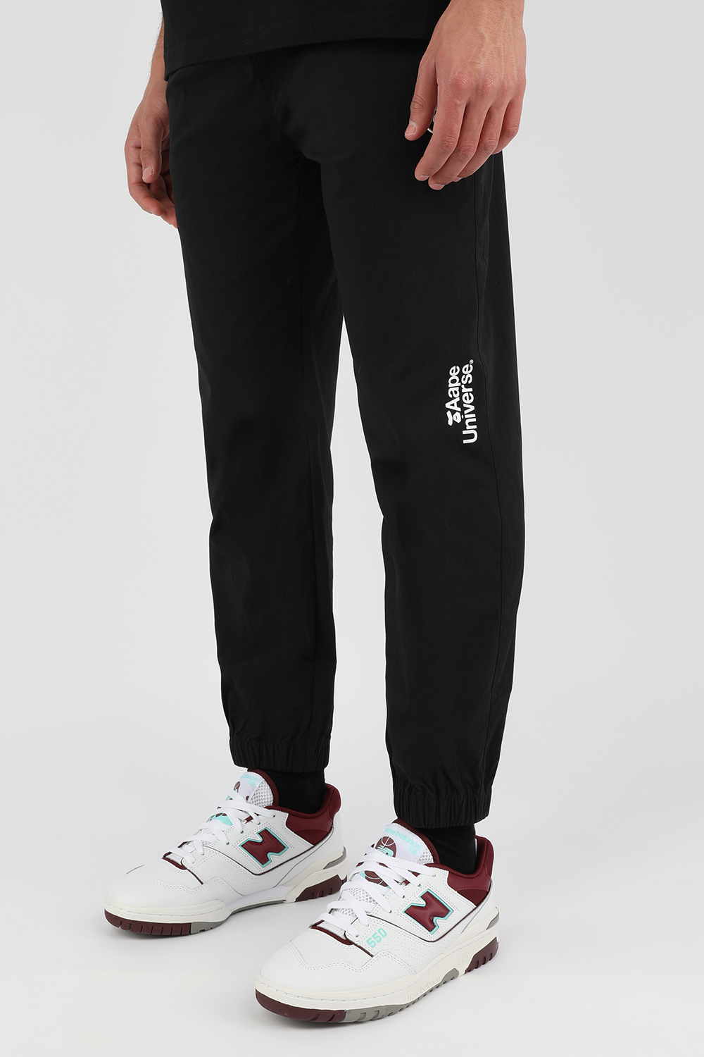 תמונת כל הלוק של נעלי סניקרס BB550 בגווני לבן ובורדו